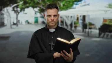Şehir dışındaki rahibin elinde kitap var. Ağaçlar ve mimari canlı bir sokak sahnesinde yer alıyor..