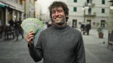 Şehrin dış sokaklarında Rus rublesi tutan gülümseyen adam finansal başarıyı somutluğu ve şehir yaşam tarzını somutlaştırıyor..