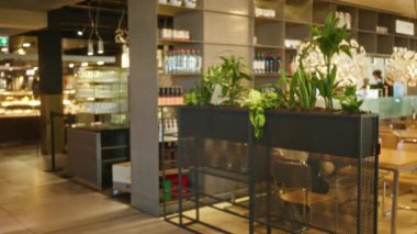 Ürünlerin bulanık görüntüsü ve dekoru olan kapalı bir dükkan, dağınık, davetkar bir atmosferde alışveriş ve yemek için mükemmel bir ortam..