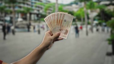 Güney Kore 'yi elinde tutan adam şehrin arka planında açık hava kentsel yaşam tarzını gözler önüne sererek para kazandı..