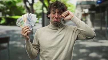 Bir şehir caddesinde Güney Kore banknotlarını elinde tutan İspanyol bir adam, şehir ortamında beklenmedik mali kazanç ve duygusal karmaşanın ağlamaklı, harmanlayıcı duyguları ile ortaya çıkıyor..