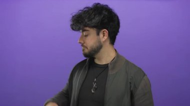 Avuç içinin açık olduğunu gösteren sakallı, koyu renk ceketli, siyah ceketli, meraklı ya da sunum yapan genç bir İspanyol..