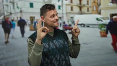 İyi hareket eden genç bir adam ve kenar mahalle sokaklarında yürürken gülümseyen bir gülümseme..