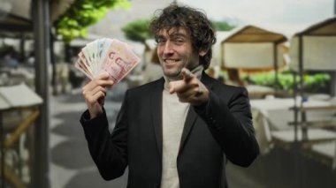 Şehrin sokaklarında elinde Thai banknotları olan İspanyol bir adam bana bir jest diyor, bir şehir ortamında zenginlik ve iletişim iletiyor..