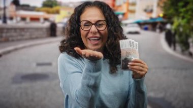 Sokak kadını Krona, İzlanda bardaklarını orta yaşlı neşeli bir şekilde paralar..
