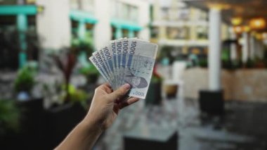 Güney Kore 'yi elinde tutan adam, şehir merkezinde bir sokak gösterisinde para ele geçirme yarışında açık havada para kazandı..