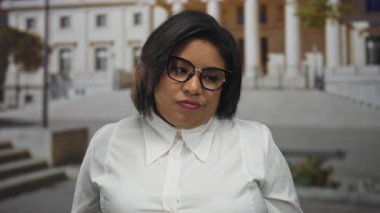 Dışarıda duran bir kadın, mutsuzluktan mutluluğa geçiş yapar, bir şehir ortamında duygu değişikliği gösterir..