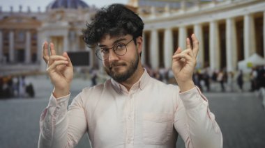 Aziz Peter Meydanı, Vatikan 'da sakallı genç İspanyol bir adam güneşli bir günde tarihi mimariyle barışçıl ve kültürel bir atmosfer sergiliyor..