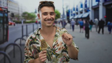 Canlı bir şehir caddesini gezerken dondurmanın keyfini çıkaran genç İspanyol adam, keyifli bir seyahat ve açık hava keyfi ruhunu yakalıyor..