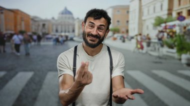 Kalabalık bir sokakta sakallı bir adam Avrupa mimarisinin yumuşak arka planına sahip gün ışığında gelişigüzel şehir manzarası taşıyor..