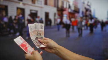 Kentsel caddede İzlanda Krona banknotları var. Şehir atmosferinin hareketli olması için para, finans ve ekonomik yatırım gösteriliyor..