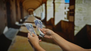 Güney Afrika rand banknotlarını elinde tutan adam şehir dışındaki bir şehir merkezindeki finansal faaliyetleri yansıtıyor..