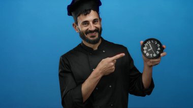 Saate bakan sakallı bir şef mavi arka planda, mutfak ortamında zaman yönetimini vurguluyor..