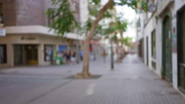 İspanya, Lanzarote 'deki Bulanık Sokak Sahnesi. Kanarya Adaları' nın açık şehir ortamında yürüyen insanlar..