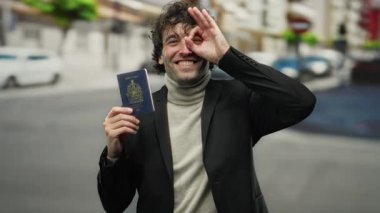 Şehirde İspanyol bir adam elinde Kanada pasaportu ve göz ucuyla iyi bir jest yapıyor..