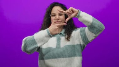 Gözlük takan ve çizgili süveter giyen kadın, modern görsel kültürde yaratıcılığı ve kendini ifade etmeyi vurguluyor..