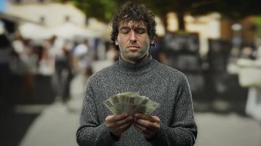 Dışarıdaki adam Czech Koruna banknotlarını inceliyor..