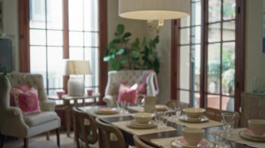 Zarif oturma odasında yemek masası hazırlandı. Pencereler, sandalyeler, dekorlar, modern ev dekorasyonu..