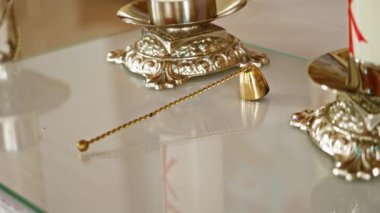 Zarif bir kilise ortamında, parlak bir sunakta karışık şamdanlıklarla dinlenen altın koku..