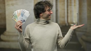 Güney Kore 'yi temsil eden İspanyol bir adam şehir sokaklarında gülümseyerek para kazandı..