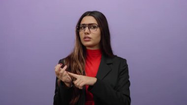 Gözlüklü bir kadın, izole edilmiş mor bir duvarın önünde resmi siyah bir takım elbiseyle dalgın dalgın dalgın dalgın dalgın düşüncelere dalmış profesyonel bir ortamda....