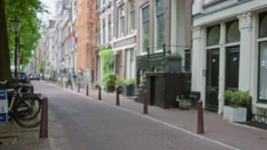 Bulanık Amsterdam caddesi manzarası çözünmüş mimari, bisikletler ve canlı yeşillikler Bokeh etkisine sahip mükemmel bir Alman mahallesinde sergileniyor..