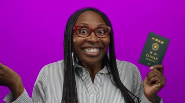 Tayvan pasaportlu kadın pembe arka planda gülümsüyor..