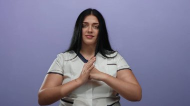 Beyaz gömlekli kadın, izole edilmiş mor arka planda hareketli, kıvrımlı, kendine güvenen, gevşek ifadeli, sağlam arka planda duran bir kadın..