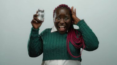 Beyaz arka plan üzerinde dolar banknotları olan bir kadın tasarruf kavramı sergiliyor ve sürpriz ve heyecan ifade ediyor.