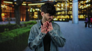 Gece boyunca şehir sokaklarında kot ceketli, tiksindirici bir ifadeye sahip genç bir adam, canlı bir şehir ortamında şehir yaşamını ve duygularını tasvir ediyor..