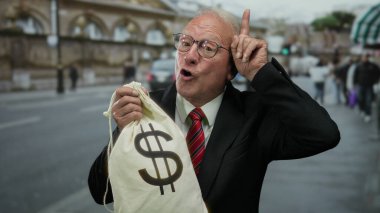 Dolu sokaklarda para çantası taşıyan son sınıf öğrencisi, şehir ortamında iş başarısını ve yolsuzluk temalarını simgeliyor.