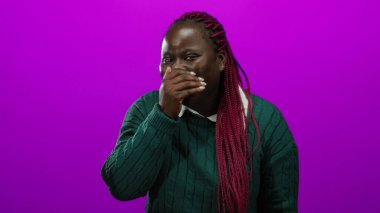 Kadın ağızdan ağıza gülüyor, Afro-Amerikan kadın canlı pembe bir arka plana karşı, neşe ve duyguyu renkli ve neşeli bir ortamda taşıyor..