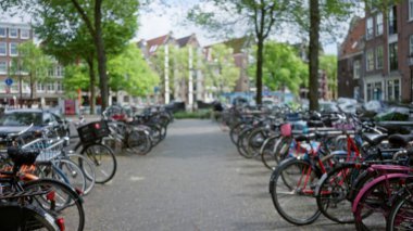 Bulanık bisiklet parkı, Amsterdam, Hollanda 'da bulunan ve şehir yaşamını ve ulaşım manzarasını gösteren bokeh binaları..