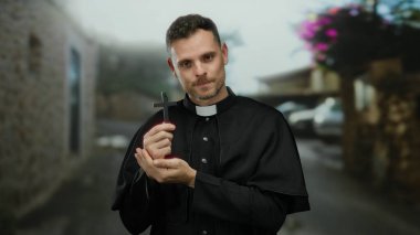 Rahipler dışarıda haç tutuyorlar, rahip kıyafetleri giyiyorlar, sakin gündüz sahnesinde şehir sokağında dikilirken derin derin düşüncelere dalıyorlar.