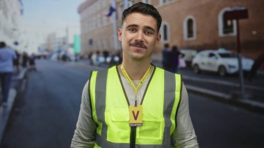 Yansıtıcı yelek giyen genç bir adam bir şehir caddesinde gönüllü olarak çalışıyor, yayalara takılıyor, şehir hayatını adamış ve açık havada kamu hizmeti yapıyor..