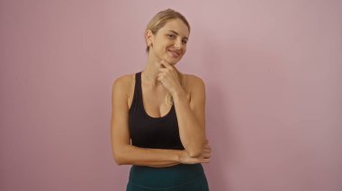 Pembe bir arka planda kollarını kavuşturarak güvenle gülümseyen bir kadın güzelliğini, kadınlığını ve zarafetini canlı ve izole bir ortamda sergiliyor..