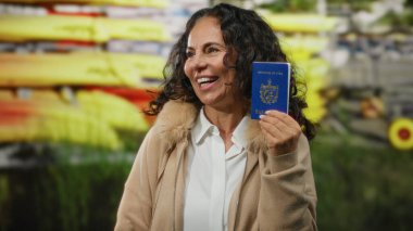 Orta yaşlı bir kadın elinde Küba pasaportu ile deniz kenarında gezmek için heyecanını göstererek kano kiraladı..