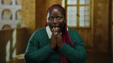 Eski bir üniversitede Afro-Amerikan kadınlarında ifade değişiklikleri, tarihi bir ortamda canlı ve duygusal jestlerle yakalanan sürpriz anları sergiliyor..