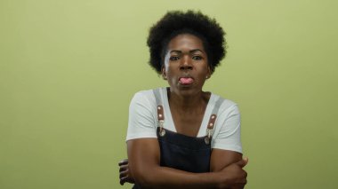 Mavi önlük giymiş bir kadın sarı arka planda değişik ifadeler takınıyor, hareketleriyle ve yüz ifadeleriyle neşeli enerji aktarıyor, yaratıcılığını vurguluyor..