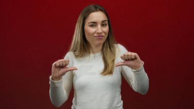 Kırmızı arka planda el kol hareketi yapan bir kadın memnuniyetsizliği ya da hoşnutsuzluğu gündelik bir ortamda iletiyor..