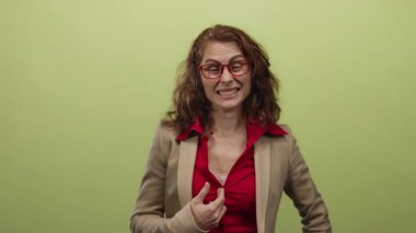 Duygularını ifade eden bir kadın, sarı bir arka planda kendine güvenen bir görünüm takınıyor.