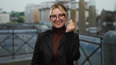 Roma harabelerinin yanında duran, tarihi şehirde neşe saçan, gülen bir kadın..