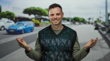 Şehir caddesinde huzur içinde meditasyon yapan bir adam, gözleri kapalı, rahat bir yüz ifadesi, rahat bir süveter giymiş, etrafı park edilmiş arabalar ve sakin gökyüzü altında yeşilliklerle çevrili..