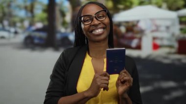 Şehir merkezinde elinde Avustralya pasaportuyla gülümseyen bir kadın eğlence ve seyahat heyecanı gösteriyor.