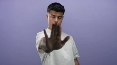 Mor arka planda parmağı olmayan bir adam, vücut dili ve duygularının dışa vurumunu izole eder. Negatif uyarı ve reddetme işaretleri gönderir.