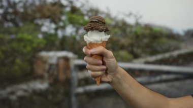 Parkta beyaz bir adamla el ele dondurma külahı tutarak doğal ortamda tatlı yiyerek, sıradan bir günde kremalı şekerlemeler sergiliyorlar..
