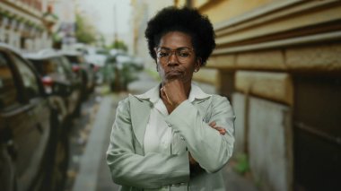 Açık hava kadını, düşünceli şehir Amerikan Afro-Amerikan kendine güvenen kenti düşünüyor..