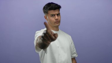 Mor arka planda parmağı olmayan bir adam, vücut dili ve duygularının dışa vurumunu izole eder. Negatif uyarı ve reddetme işaretleri gönderir.