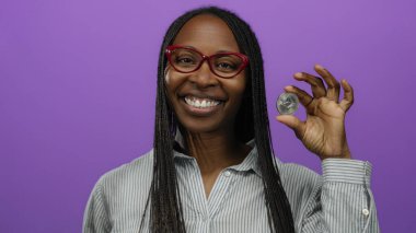 Mor arka planda gülümseyen ethereum para tutan kadın engelleme zinciri ve kripto para birimini temsil ediyor.