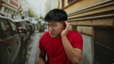 Canlı bir şehir caddesinde iletişim kuran genç bir adam, açık hava ortamında yakalandı..